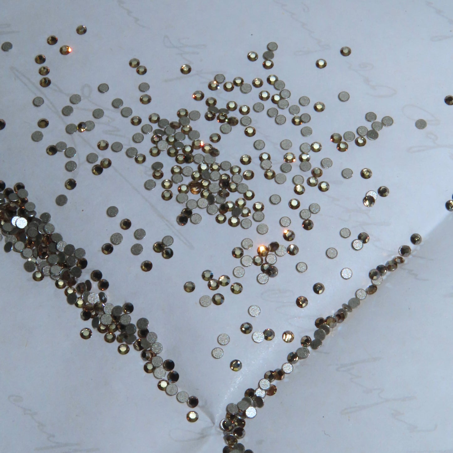 Cristales SWAROVSKI® 2000 redondos - Crystal Golden Shadow - SS3