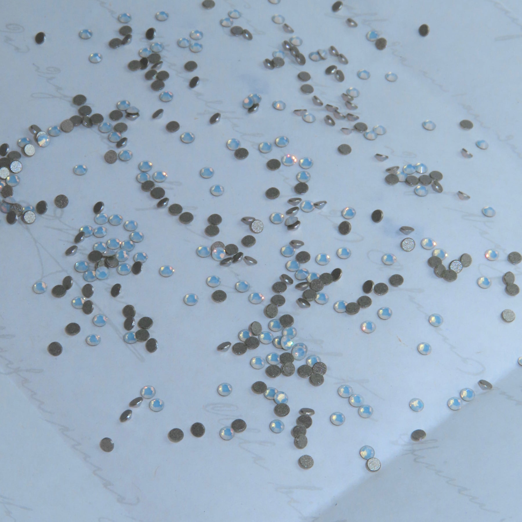 SWAROVSKI® 2058 runde Kristalle - Weißer Opal