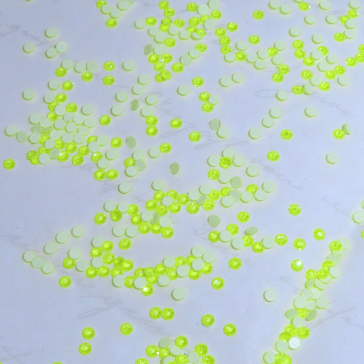 SWAROVSKI® 2058 runde Kristalle - Elektr. Gelbe Zündung