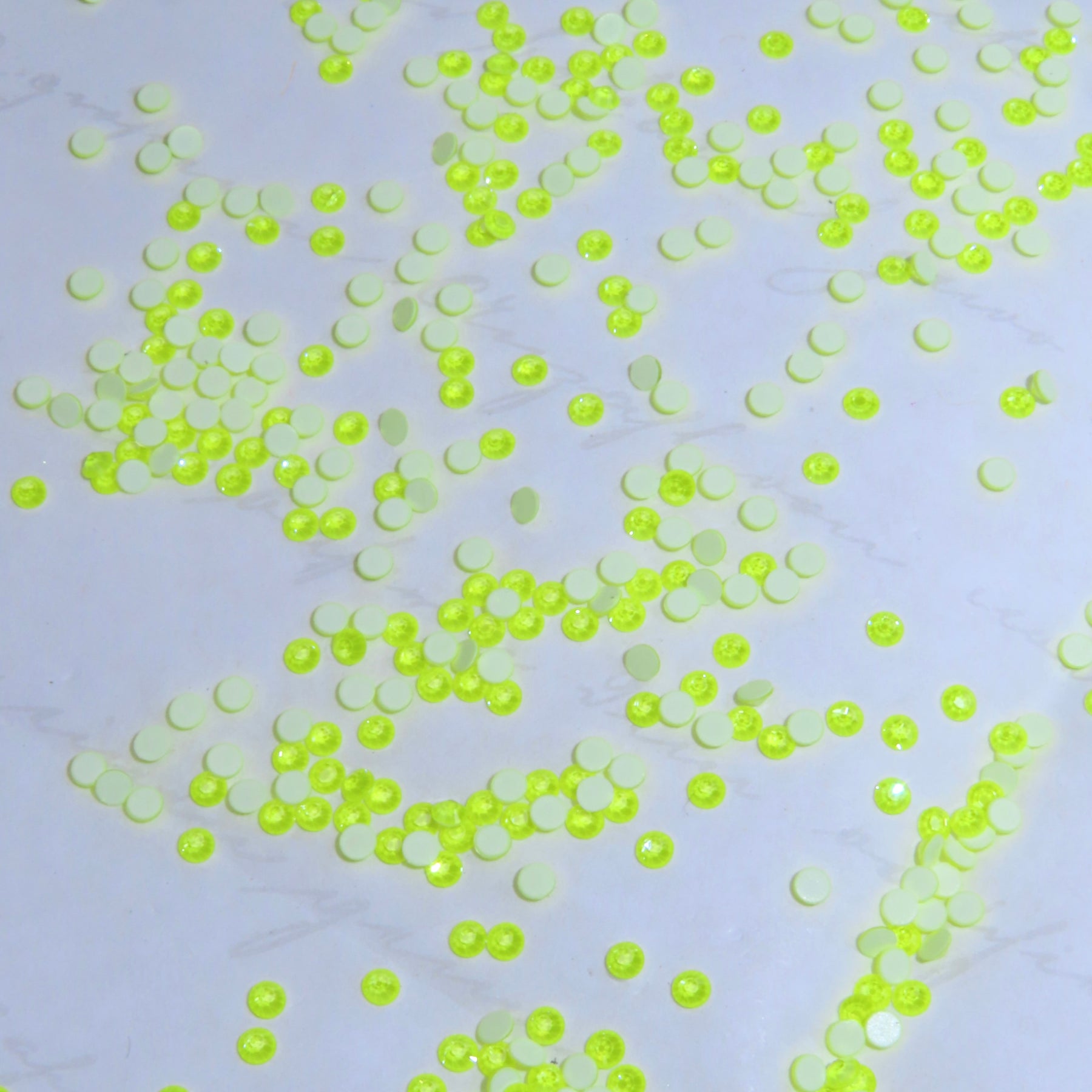 SWAROVSKI® 2058 round crystals - Electron Yellow Ignite