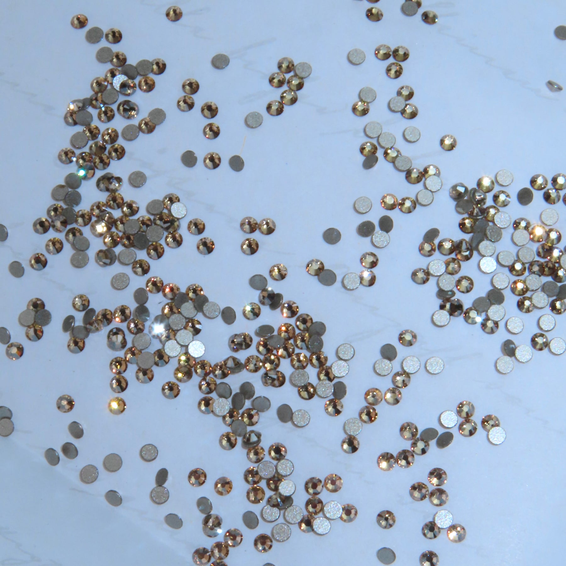 SWAROVSKI® 2058 Runde Zahnsteine ​​- Crystal Golden Shadow