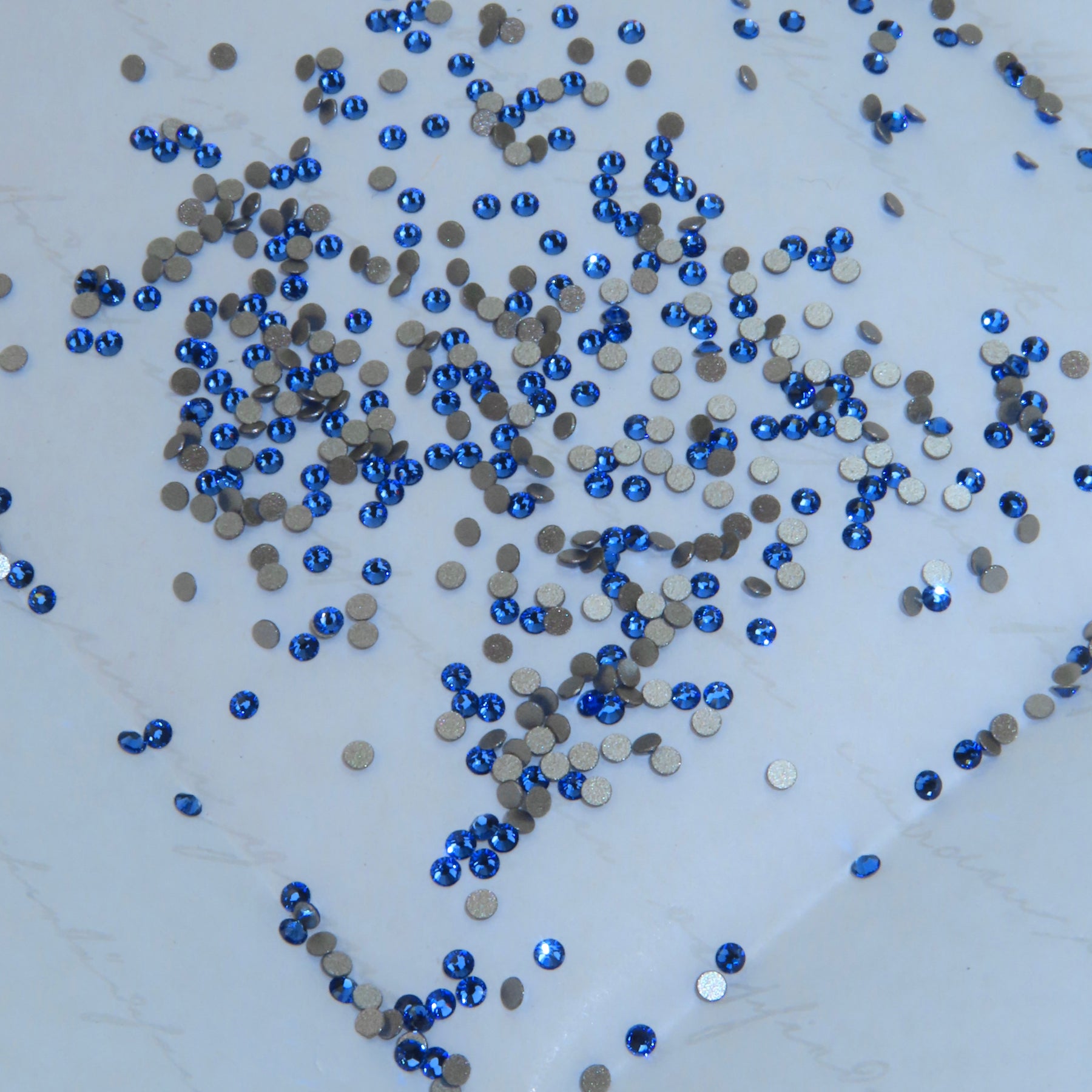 SWAROVSKI® 2058 Runde Zahnsteine ​​- Saphir