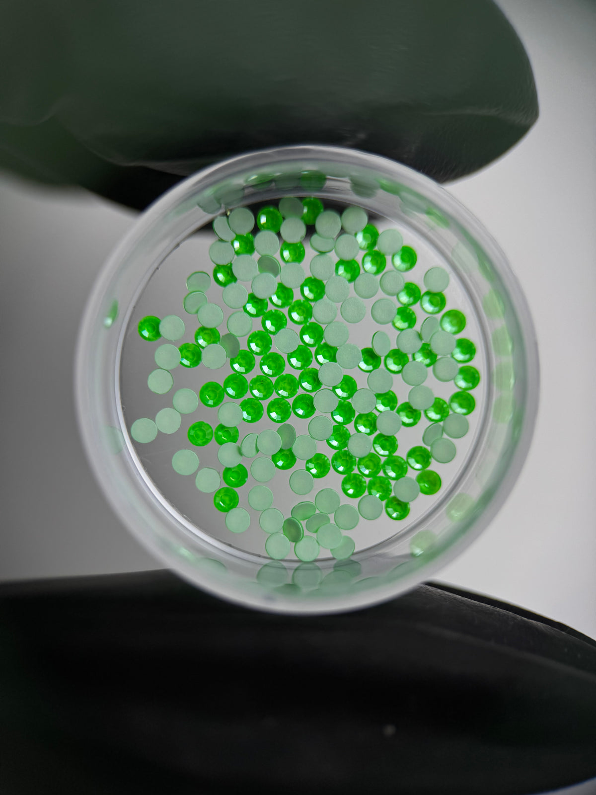 SWAROVSKI® 2058 round crystals - Electr. Green Ignite