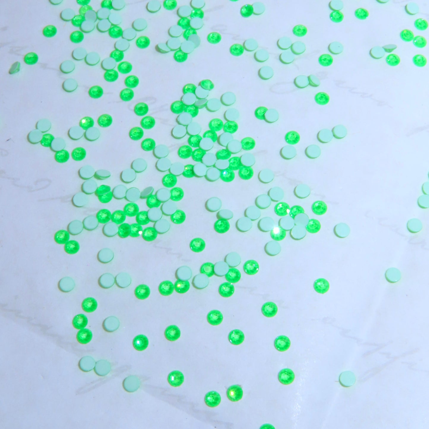 SWAROVSKI® 2058 runde Kristalle - Elektr. Grünes Zünden