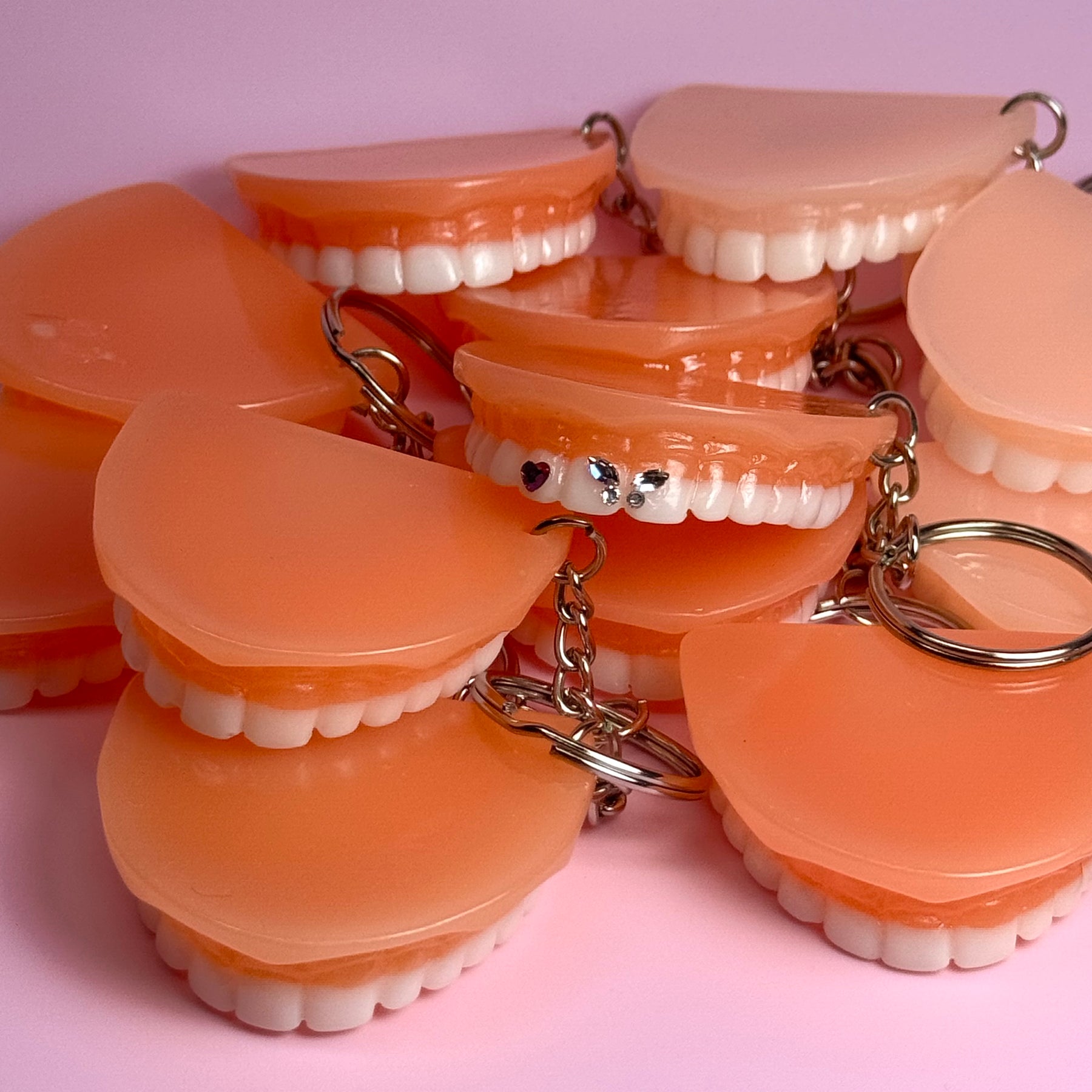 Anpassbarer Schlüsselanhänger für Zahnprothesen