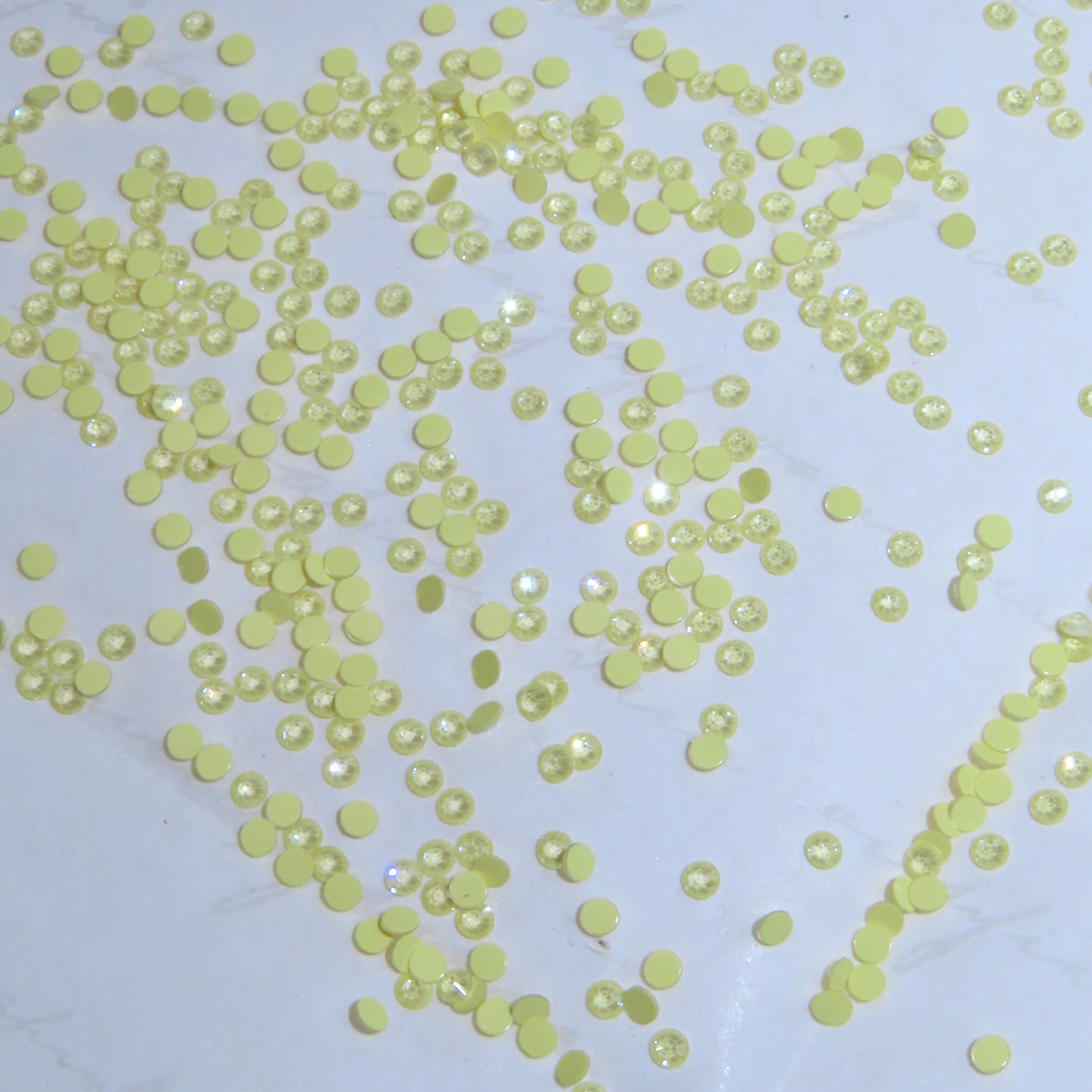 Cristales SWAROVSKI® 2058 redondos - Crystal Yellow Ignite