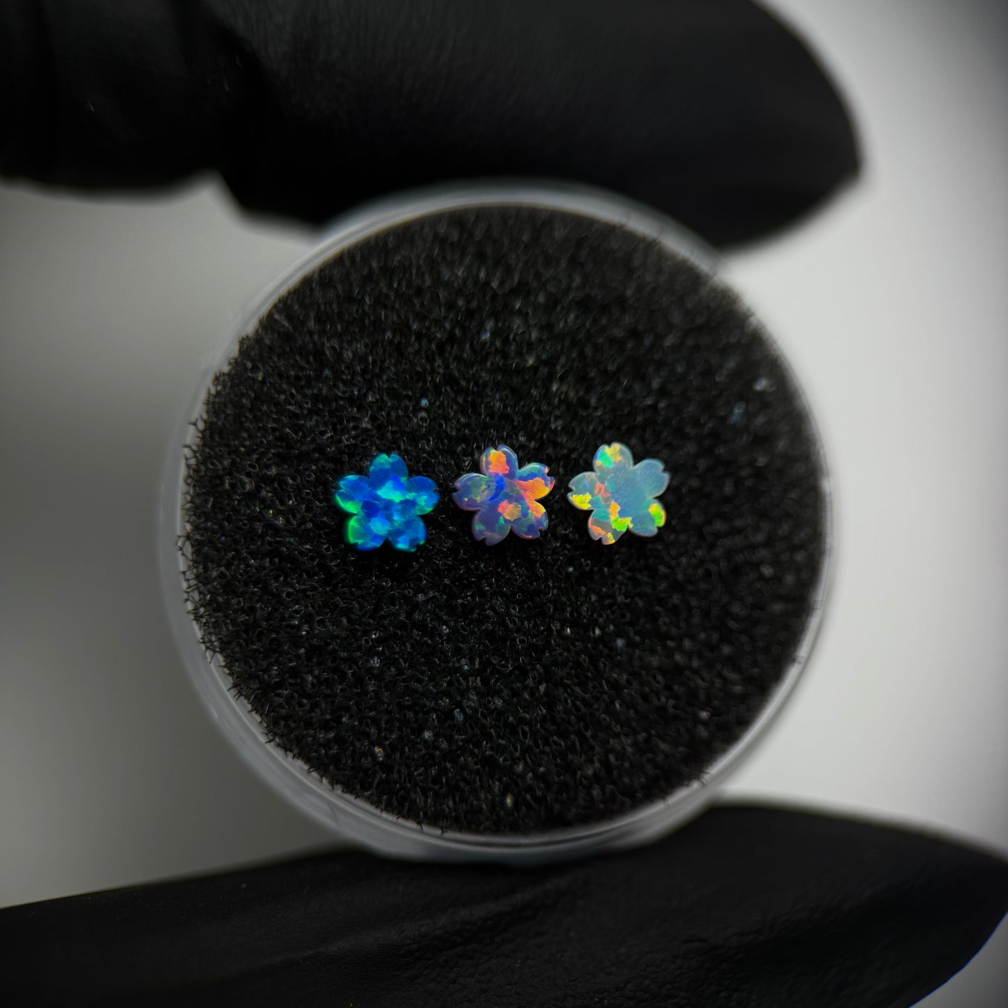 Opal-Zahnschmuck in Form einer Sakura-Blüte