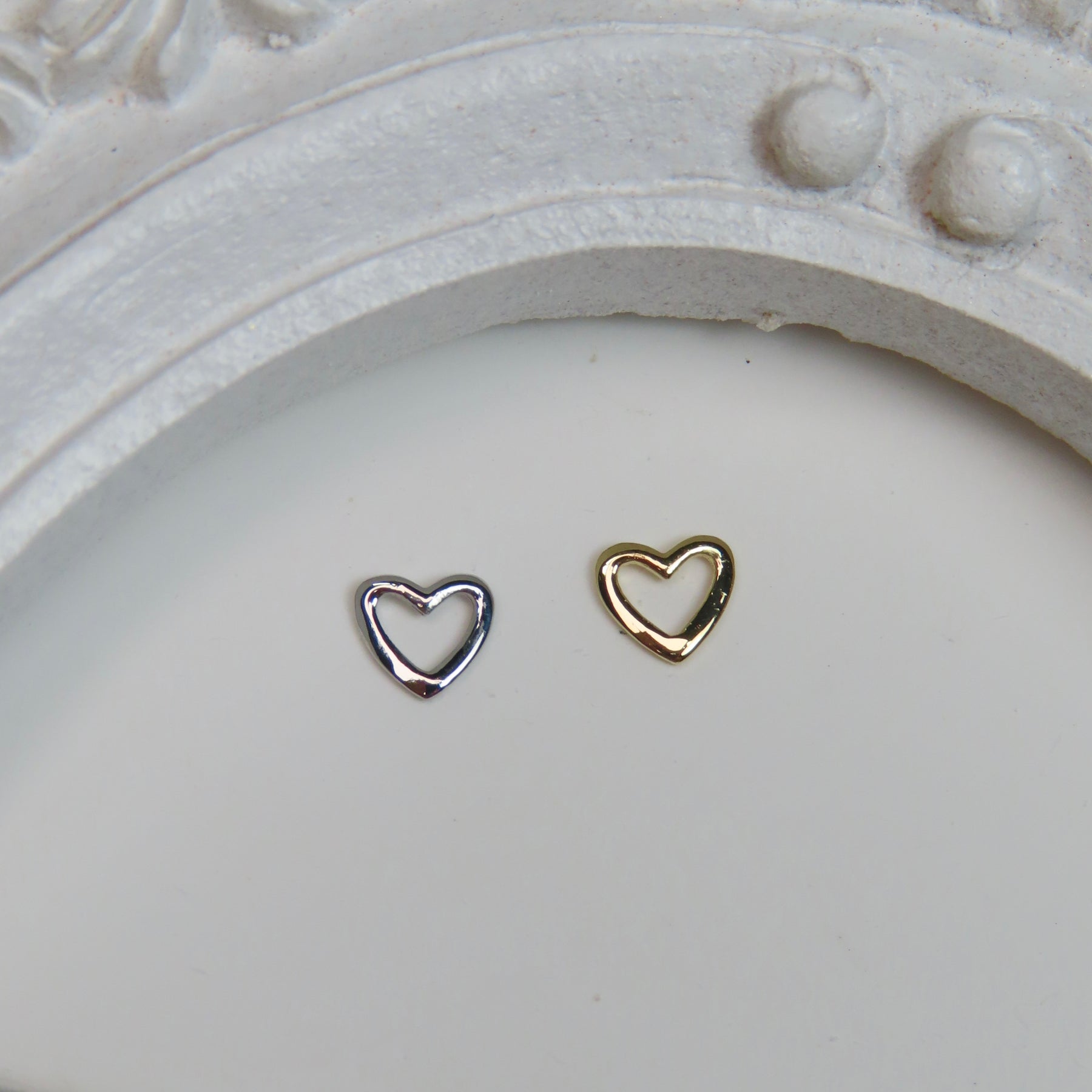 Minis Collection - Pieza de oro 18k Hollow Heart