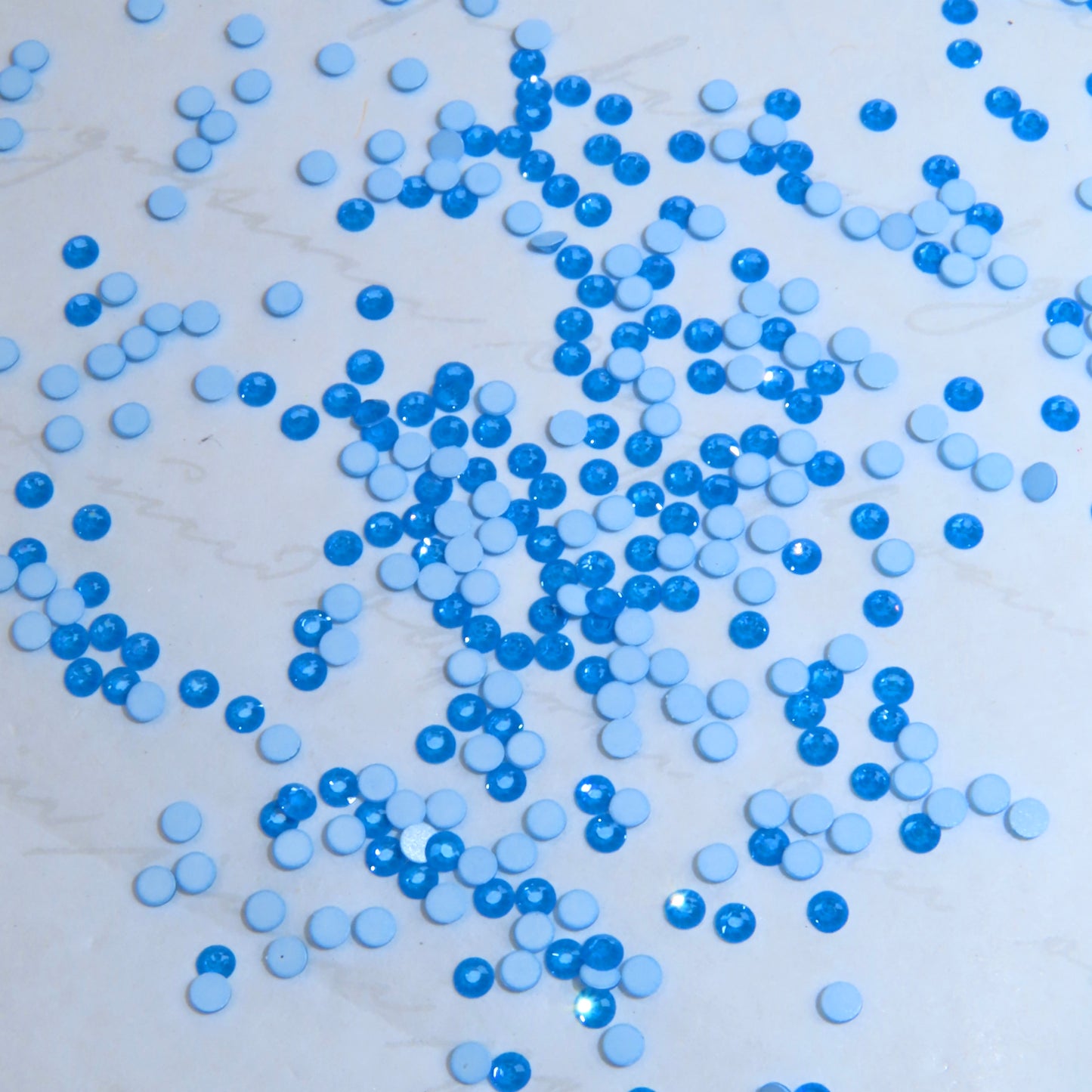 SWAROVSKI® 2058 runde Kristalle - Elektr. Blaues Zünden