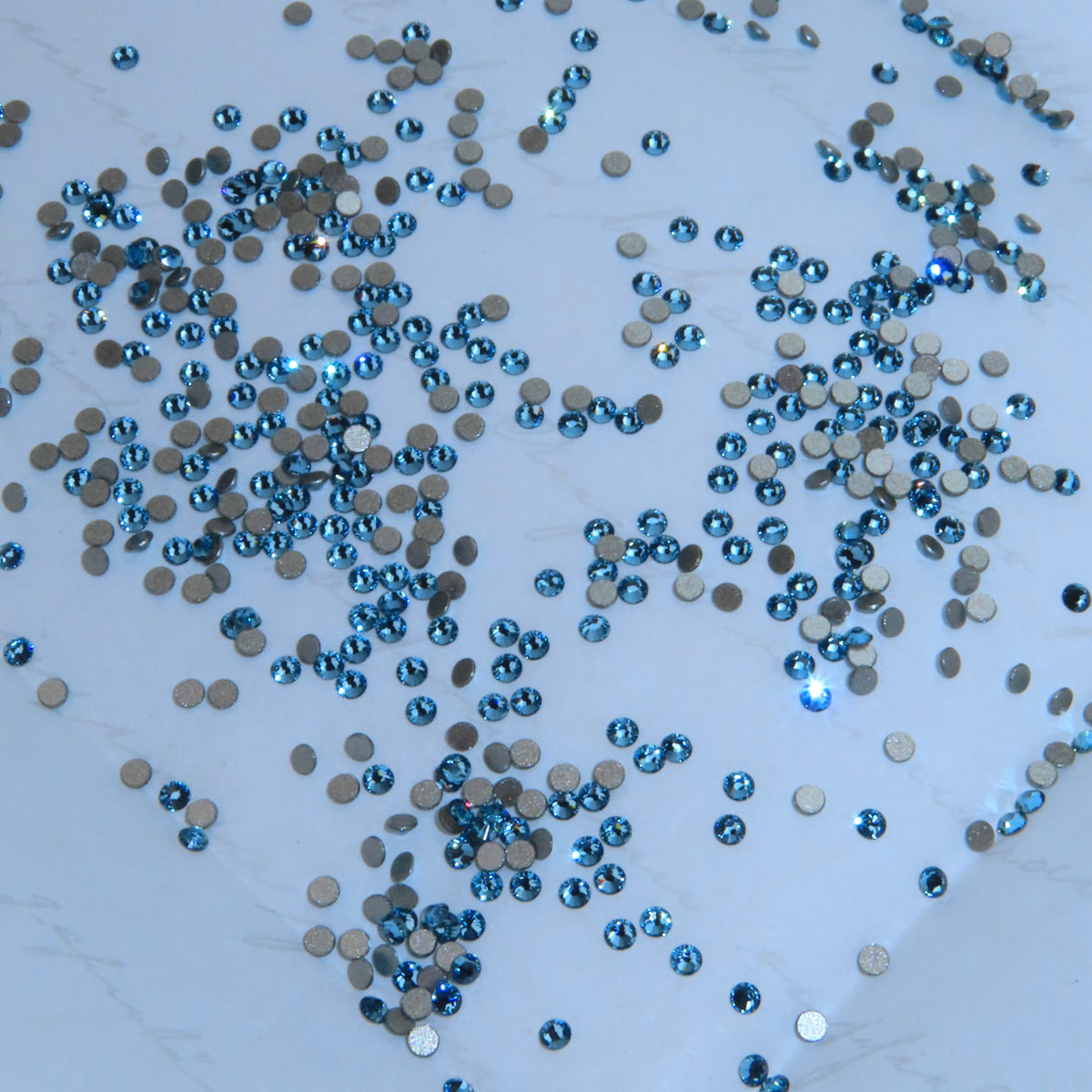SWAROVSKI® 2058 Runde Zahnsteine ​​- Aquamarin