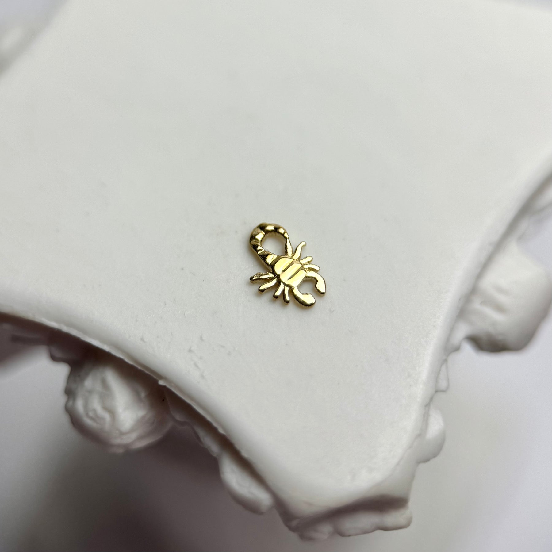Pieza de oro 14k Scorpio