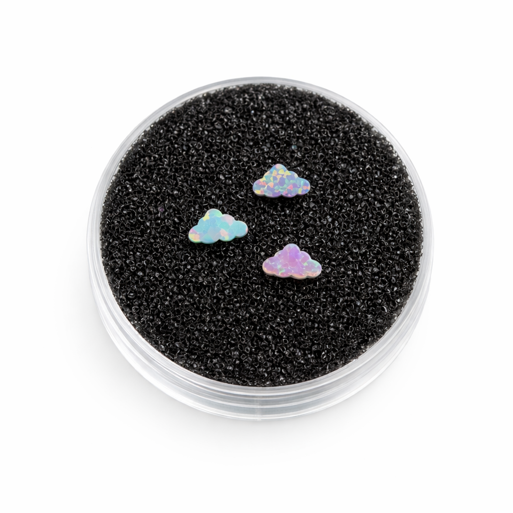 Zahnschmuck aus wolkenförmigem Opal